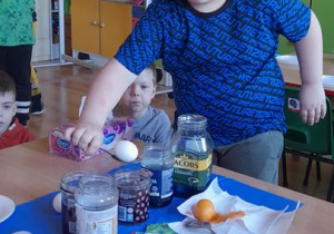 Adrian maluje jajka Wielkanocne